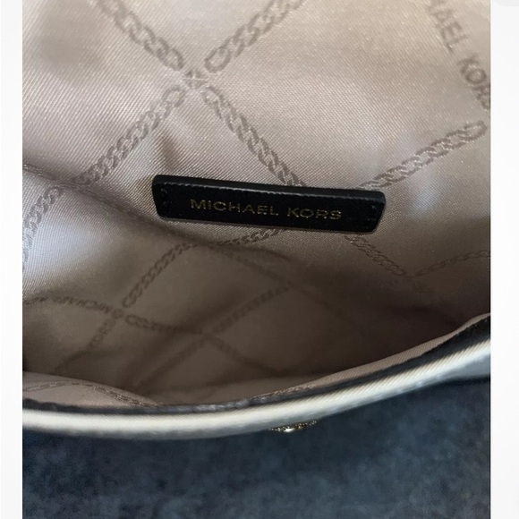 MICHAEL KORS SPORT/CASUAL NYLON WATER RESISTANT BEIGE WRISTLET CLUTCH NWOT - Picture 3 of 16